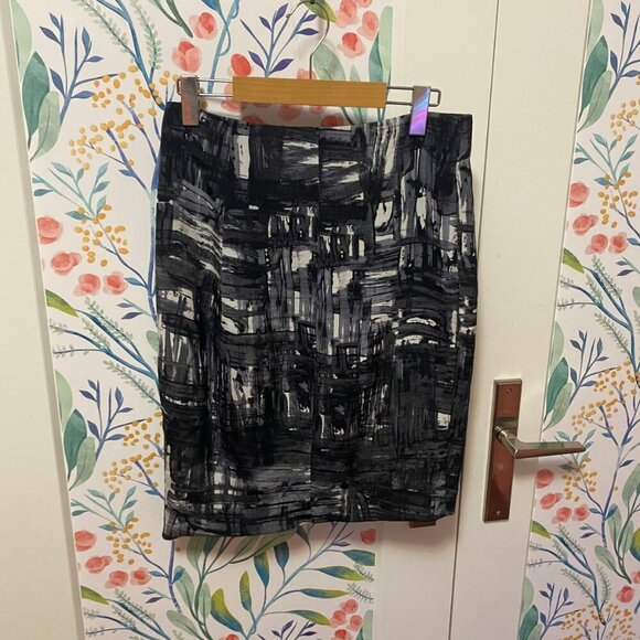 🖤 Vince Abstract Brushstroke Silk Skirt – Size 4 | Luxe Modern Mini - Picture 2 of 7